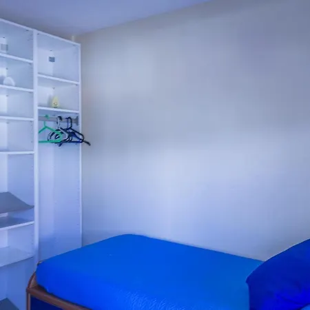 בית אירוח In *